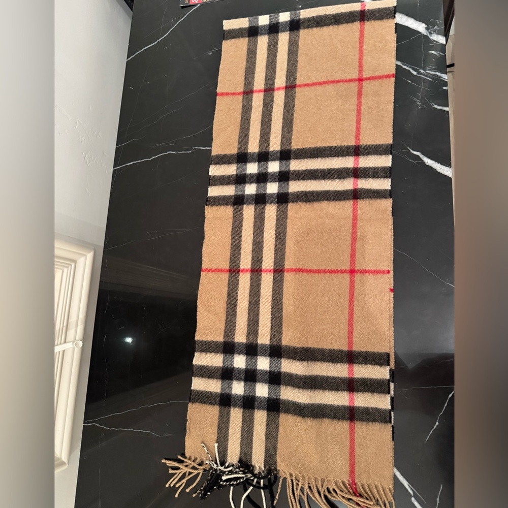 Burberry Tan Checkered classic cashmere shall scarf - Picture 4 of 4